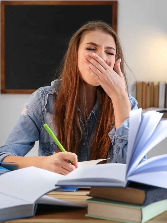 पढ़ते वक्त क्यों आती है नींद और आलस ? जानें वजह